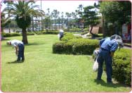 動物園内のゴミ拾い